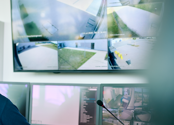 Bildschirme in der zentralen Sicherheitspforte