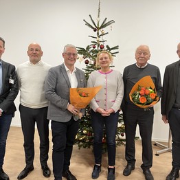 LWL-Maßregelvollzugsdezernent Tilmann Hollweg und die Klinikleitung gratulieren Hörstels Bürgermeister David Ostholthoff und Heinz Hüppe.
