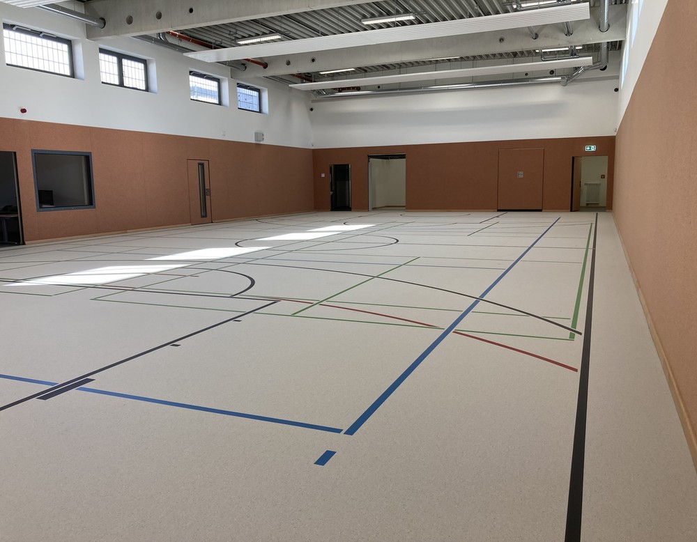 Eine Turnhalle.