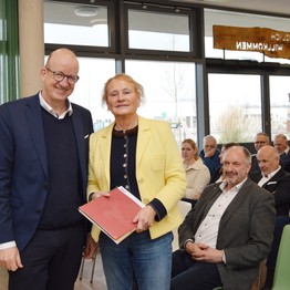 LWL-Maßregelvollzugsdezernent Tilmann Hollweg verabschiedet die langjährige Klinikchefin Dr. Carola Spaniol.