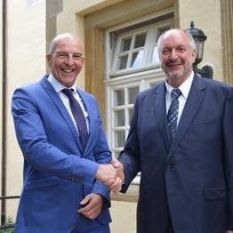 LWL-Direktor, Dr. Georg Lunemann, verabschiedet den Ärztlichen Direktor der LWL-Maßregelvollzugsklinik Schloss Haldem, Dr. Ingbert Rinklake.