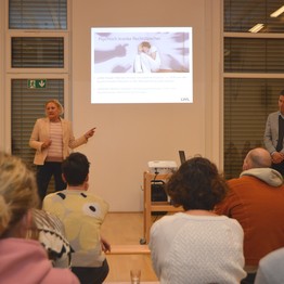 Dr. Carola Spaniol und Stefan Schuchardt informieren Eltern in Hörsteler Kita.