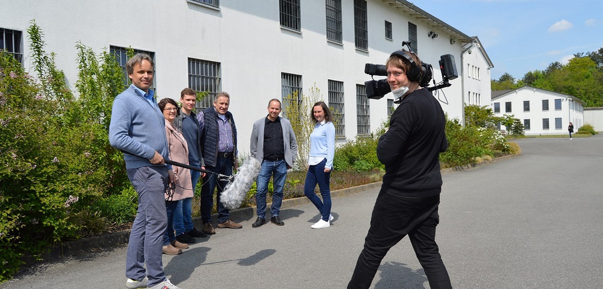 Andrea Löchte, Johannes und Aloys Niestegge und Nina Lukmann mit Pflegedirektor Axel Bergstermann und Filmteam Michael Nieberg und Thilo Heine.